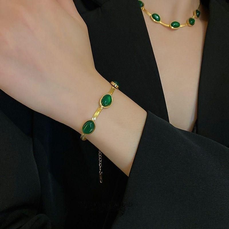 👑 Queen’s Grace Green Pendant Necklace Set with Bracelet ✨💚