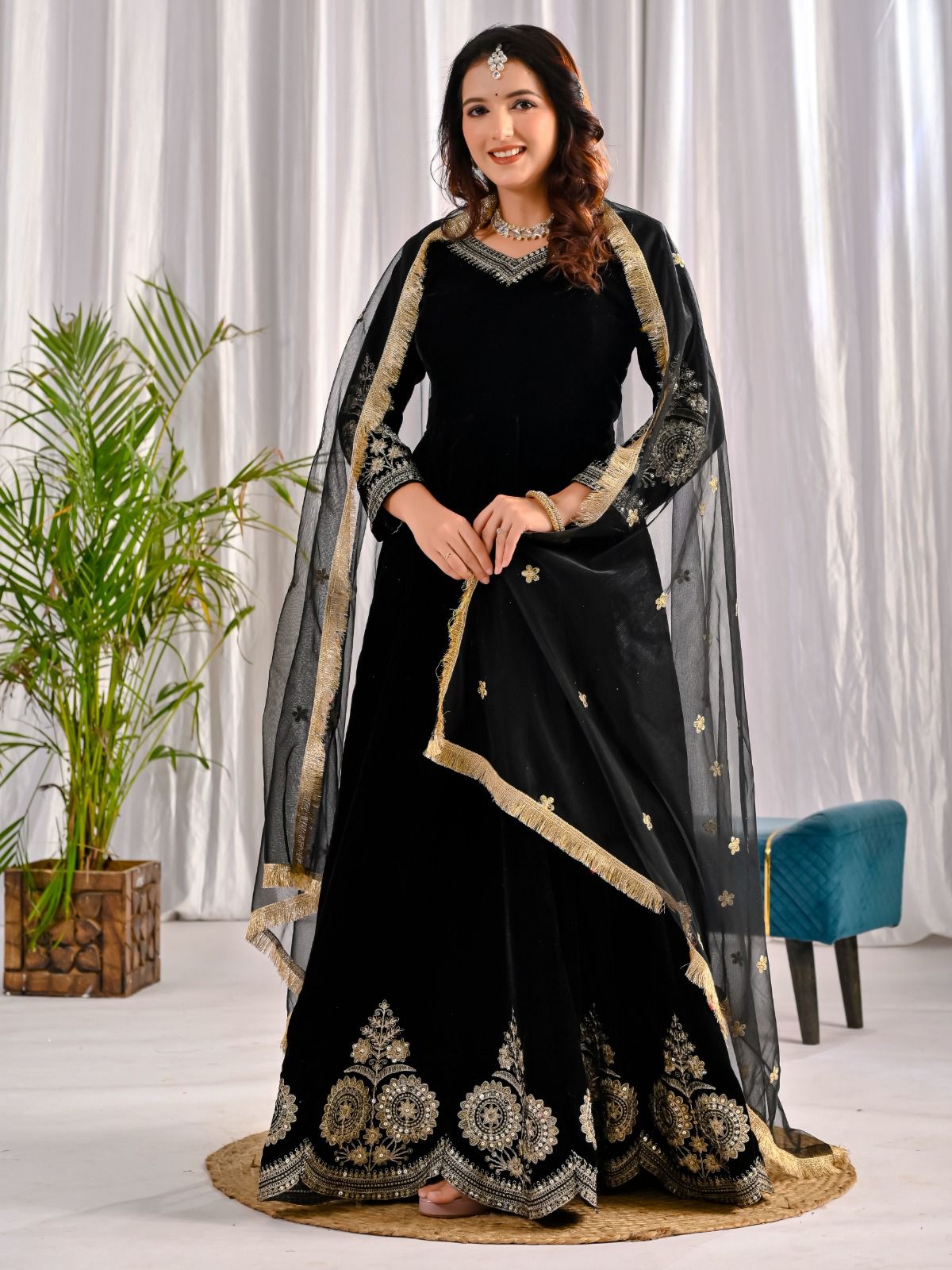 🌟 Royal Anarkali Suit Set with 3-Meter Flair & Heavy Embroidery Work