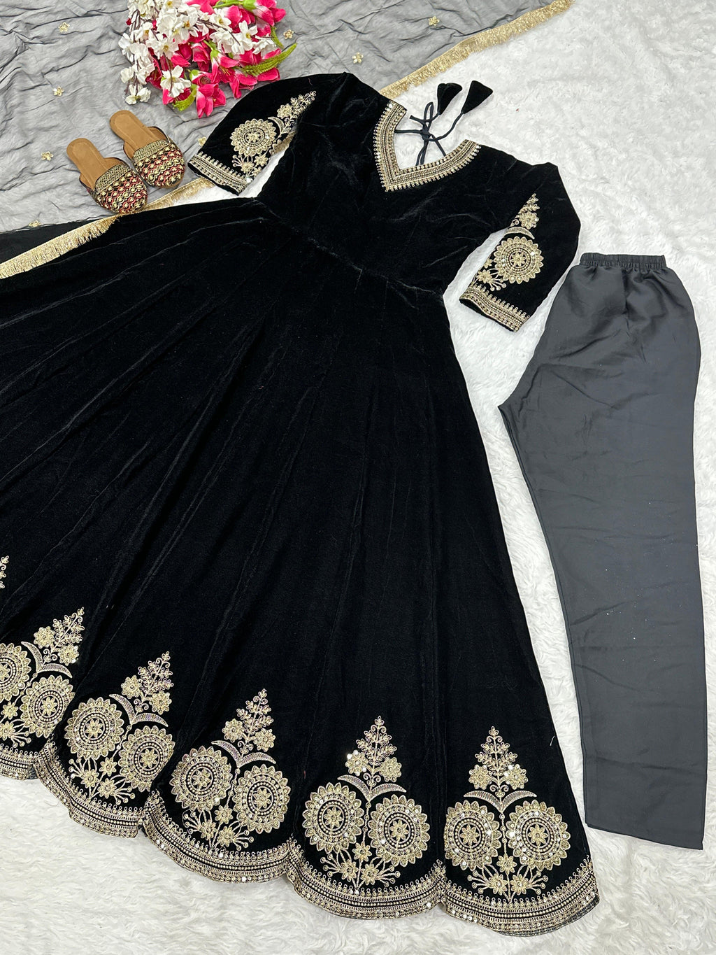 🌟 Royal Anarkali Suit Set with 3-Meter Flair & Heavy Embroidery Work
